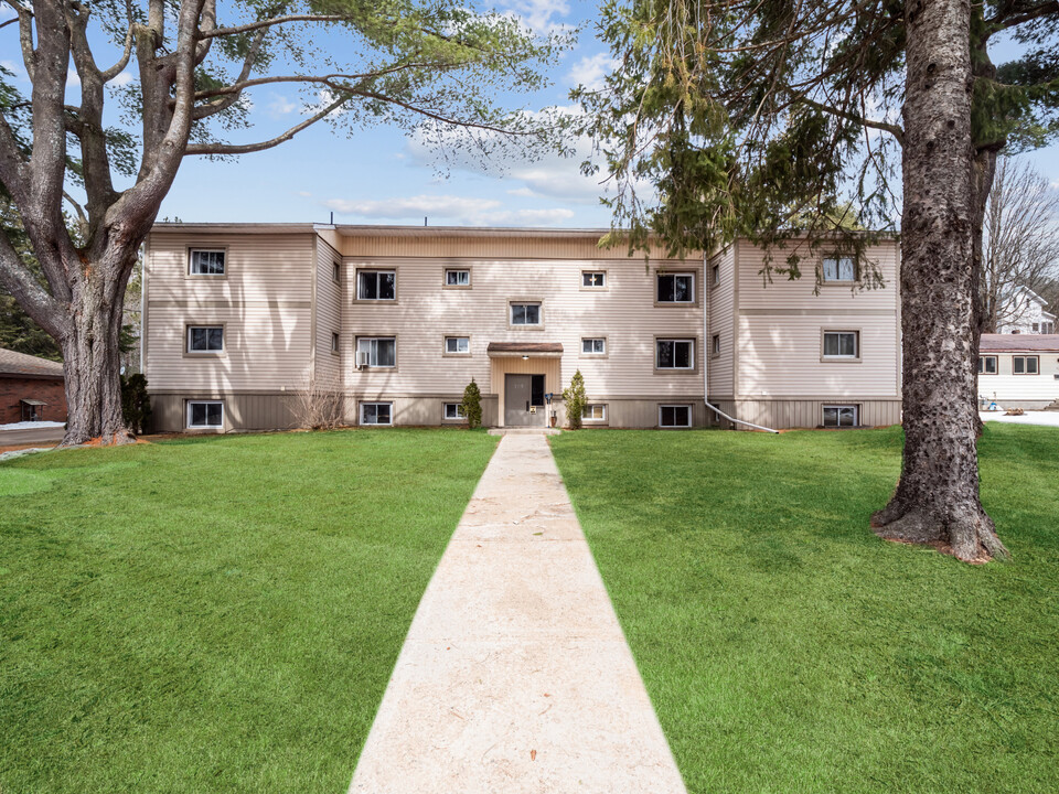 Weber Apartments in Bracebridge, ON - Building Photo