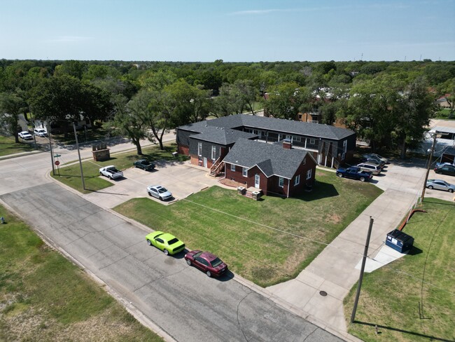 1220 E Broadway St in Newton, KS - Building Photo - Building Photo