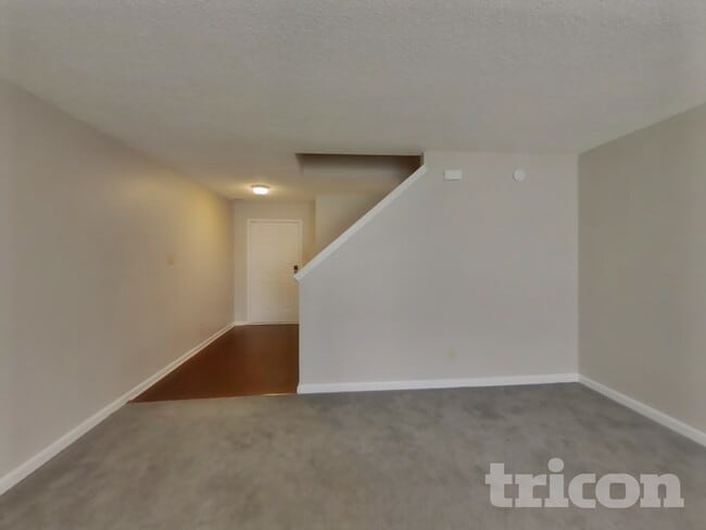 121 Winterwood Dr in Greenwood, IN - Foto de edificio - Building Photo