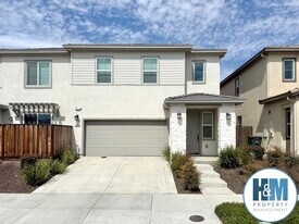 1380 Carriage Rd in Hollister, CA - Building Photo