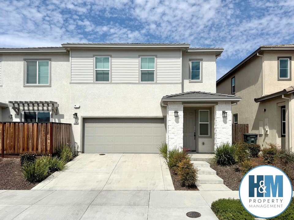 1380 Carriage Rd in Hollister, CA - Building Photo