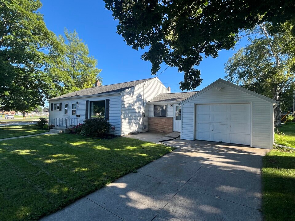 3505 Schroeder Dr in Manitowoc, WI - Building Photo