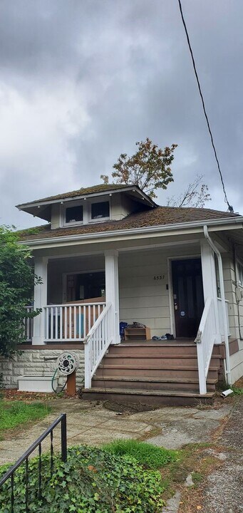 6537 5th Ave NW in Seattle, WA - Building Photo