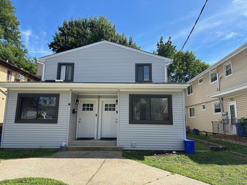 14 Pequot Ave in Port Washington, NY - Building Photo