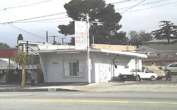 7529 Foothill Blvd in Tujunga, CA - Foto de edificio