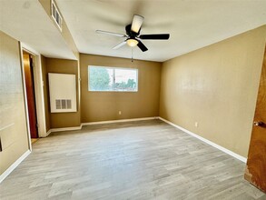 2201 N Grand Blvd, Unit 14 in Pearland, TX - Building Photo - Building Photo