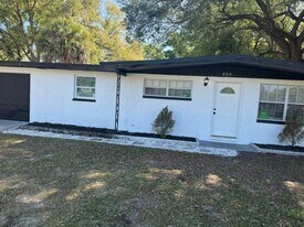 8715 N Hyaleah Rd in Tampa, FL - Building Photo