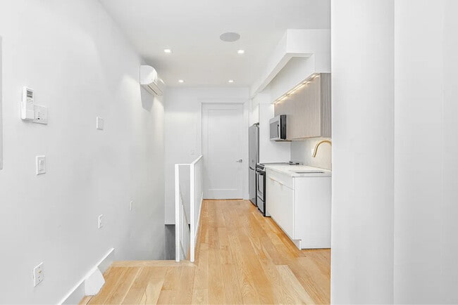 223 E 96th St in New York, NY - Building Photo - Building Photo