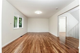 11 N Brook Rd in Larchmont, NY - Foto de edificio - Building Photo