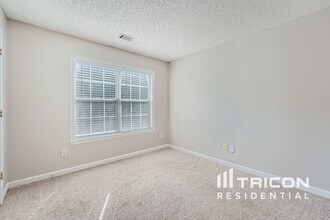 570 Lullingstone Dr SE in Marietta, GA - Foto de edificio - Building Photo