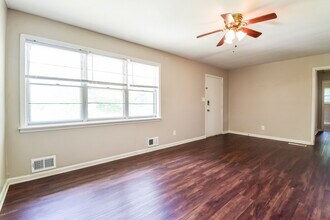 4009 Castle St in Douglasville, GA - Foto de edificio - Building Photo