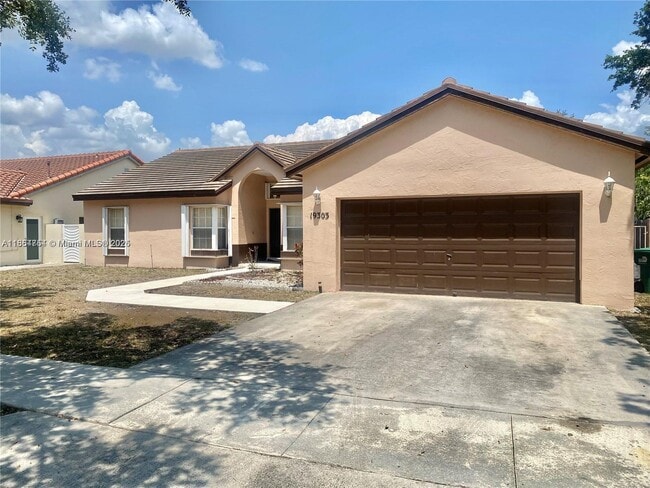 19303 NW 87th Ct Cir in Hialeah, FL - Building Photo - Building Photo