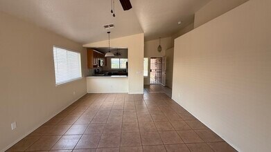 4509 N 88th Ave in Phoenix, AZ - Foto de edificio - Building Photo
