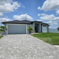1 NW 8th Terrace in Cape Coral, FL - Building Photo