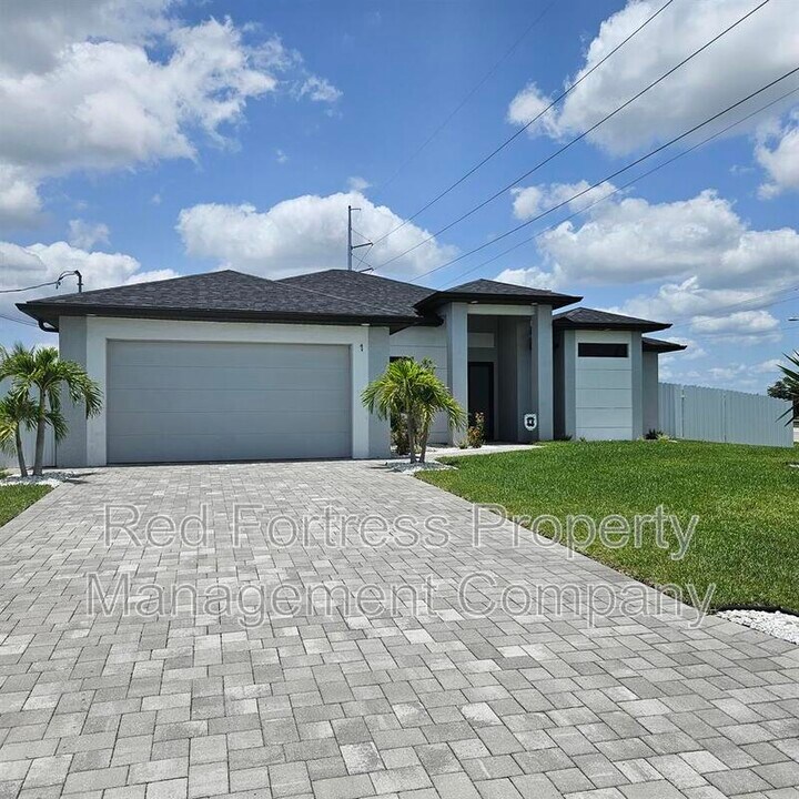 1 NW 8th Terrace in Cape Coral, FL - Building Photo
