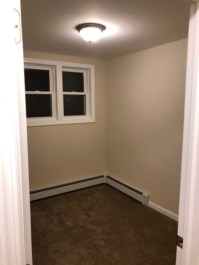 17 Dorchester Rd, Unit Room 1 in Ronkonkoma, NY - Foto de edificio - Building Photo