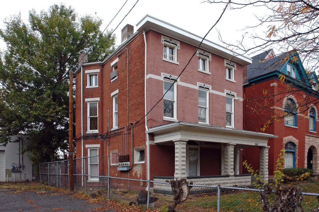 942 S 6th St in Louisville, KY - Building Photo