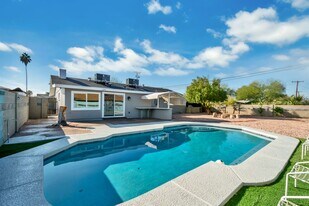 302 E Manhatton Dr in Tempe, AZ - Building Photo