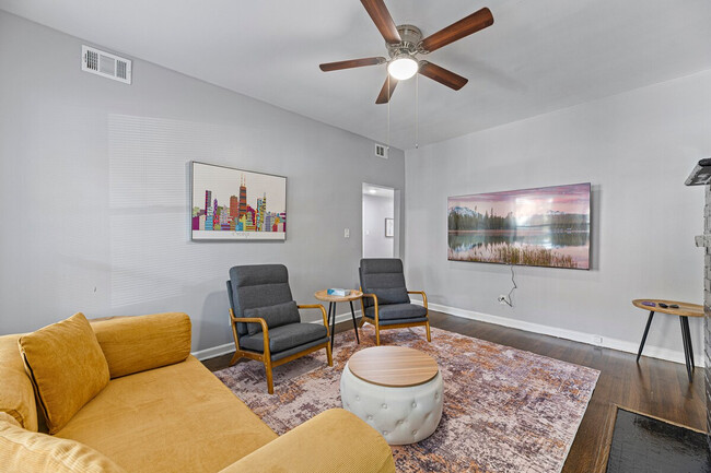 property at 909 W Agatite Ave