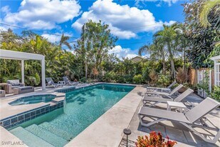 564 109th Ave N in Naples, FL - Building Photo