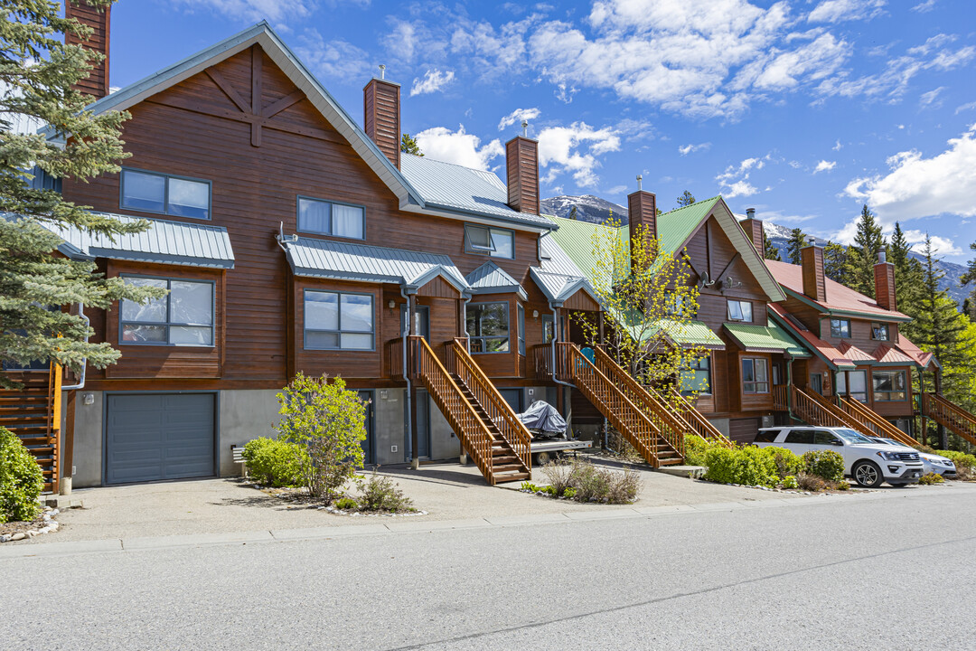 8 Benchlands Terr in Canmore, AB - Building Photo