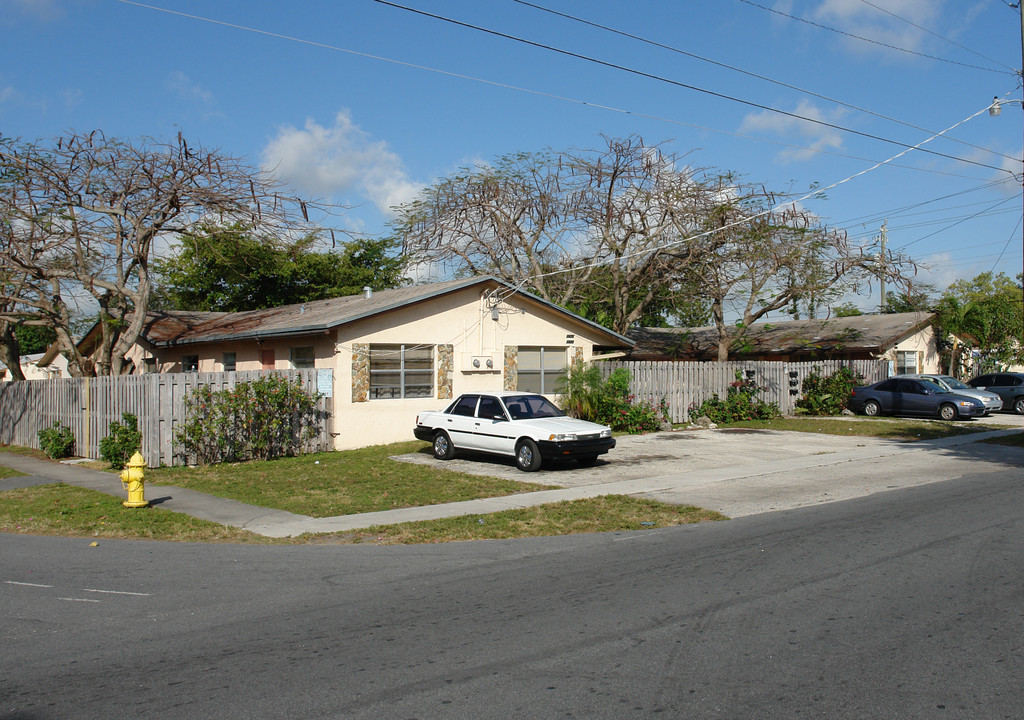 1450-1480 SW 2nd Ave in Dania Beach, FL - Building Photo