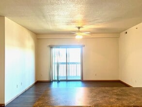 121 Aspen Ln, Unit 10 in Hills, IA - Foto de edificio - Building Photo