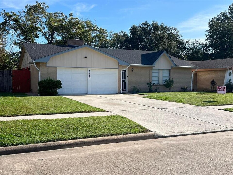 7946 Bunker Wood Ln in Houston, TX - Building Photo