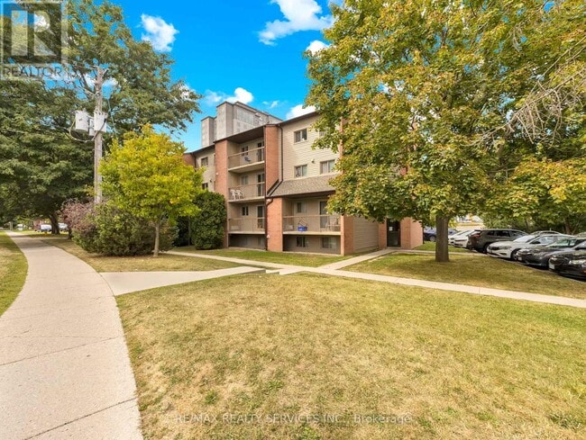 30 Hickory St E in Waterloo, ON - Building Photo - Building Photo