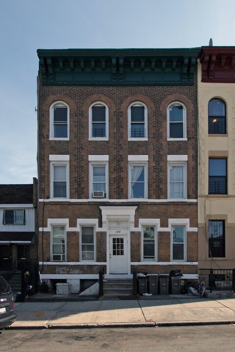 124 Linden St in Brooklyn, NY - Foto de edificio