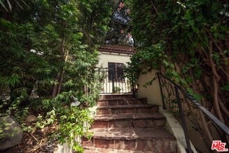 8515 Ridpath Dr in Los Angeles, CA - Building Photo - Building Photo