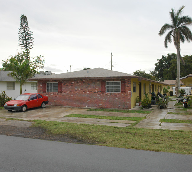 230-234 SE Park St in Dania Beach, FL - Building Photo - Building Photo