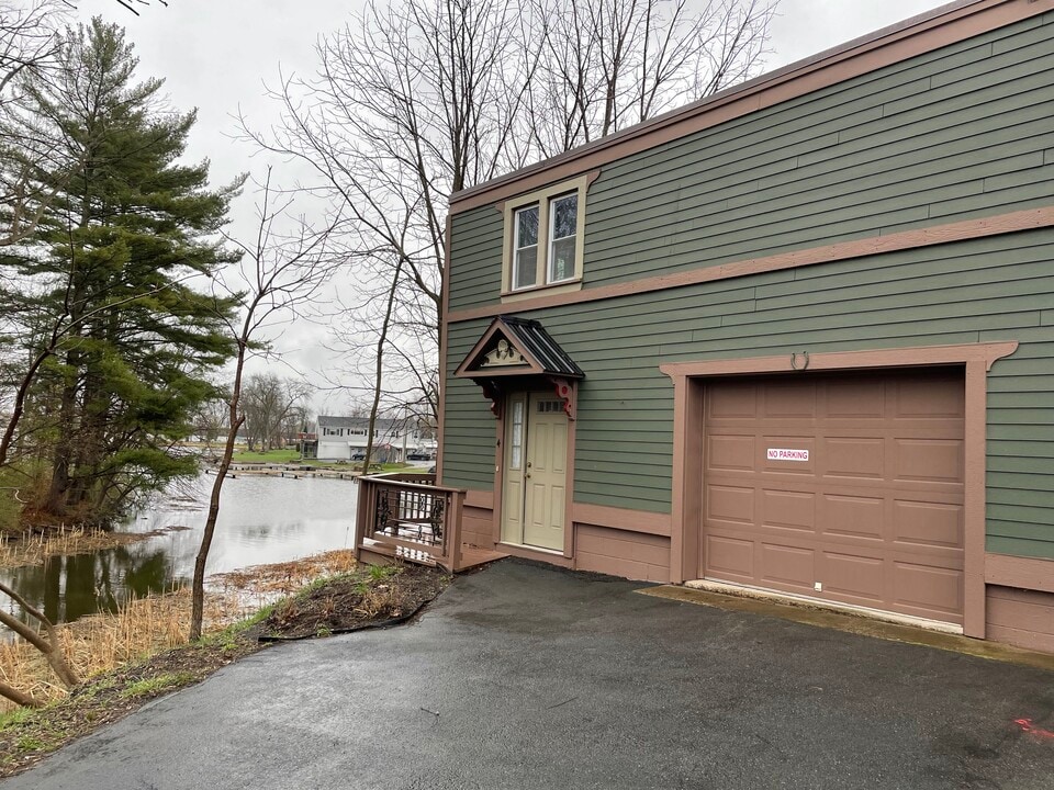 9690 Brewerton Rd in Brewerton, NY - Foto de edificio