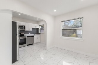 211 37th St S in St. Petersburg, FL - Foto de edificio - Building Photo