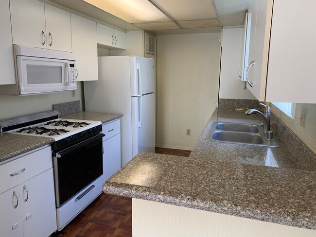 1427 Saltair S Ave, Unit 301 in Los Angeles, CA - Building Photo - Building Photo