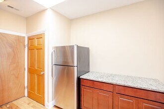5556 W Belmont Ave-Unit -5556-2 in Chicago, IL - Building Photo - Building Photo