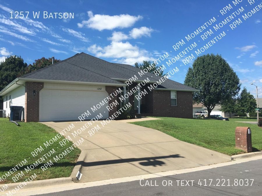 1257 West St in Nixa, MO - Building Photo