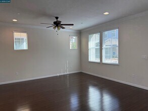 221 Southpark Ct in Martinez, CA - Building Photo - Building Photo