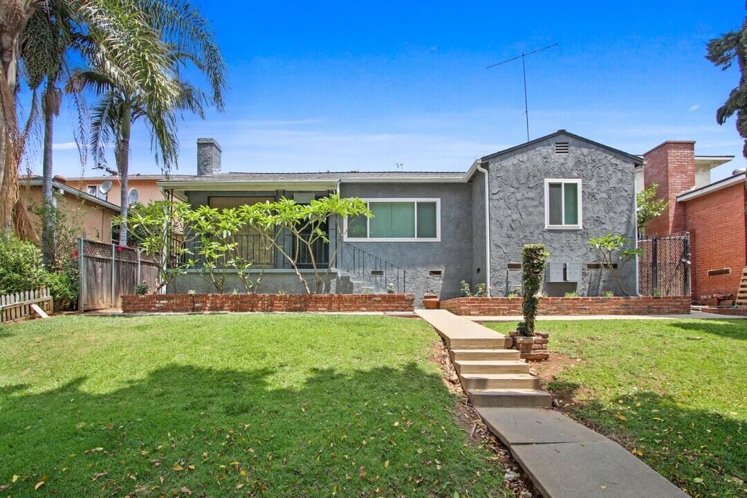 2620 W Via Corona in Montebello, CA - Building Photo