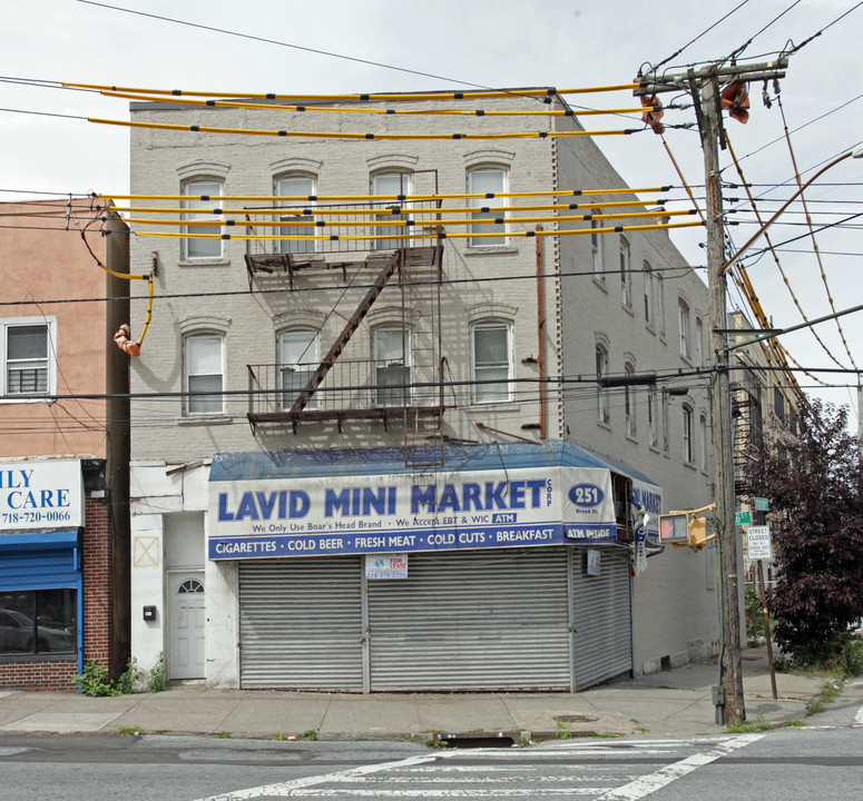 251 Broad St in Staten Island, NY - Building Photo