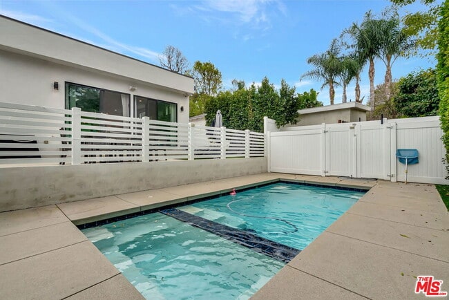 18600 Cantara St in Los Angeles, CA - Building Photo - Building Photo