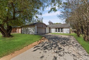 2808 Pinewood Dr in League City, TX - Building Photo