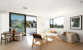 2221 Jerome Way in Los Angeles, CA - Building Photo