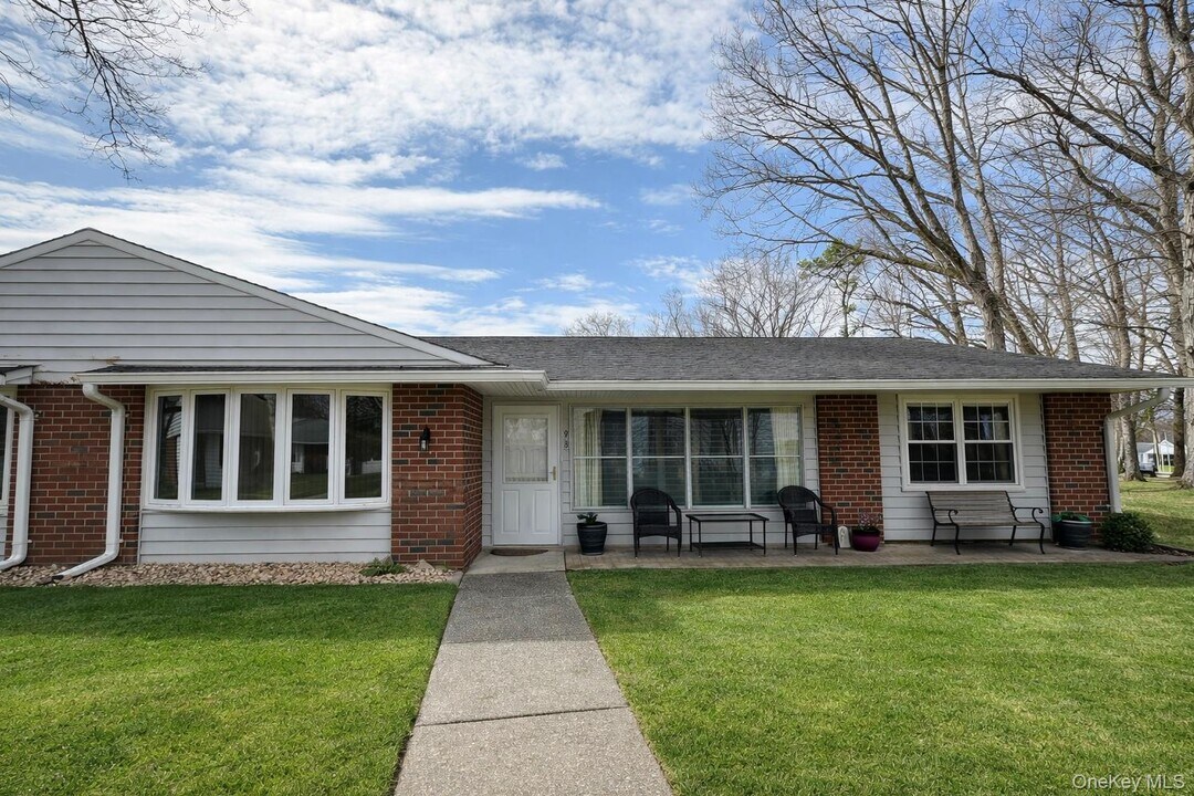 9 Guilford Ct in Ridge, NY - Building Photo