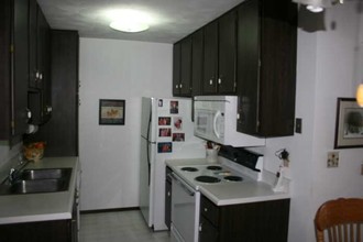 Contree Manoir Apartments in Muscatine, IA - Building Photo - Interior Photo