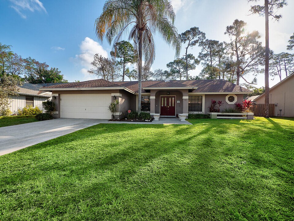 1572 Primrose Ln in Wellington, FL - Building Photo
