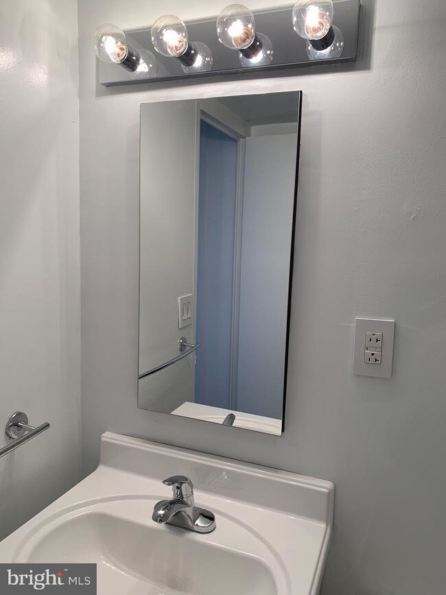 210 Locust St-Unit -18C in Philadelphia, PA - Building Photo - Building Photo