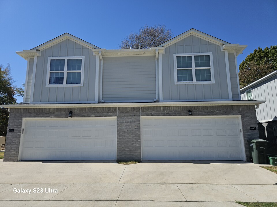 955 S Benchmark Ln in Fayetteville, AR - Foto de edificio