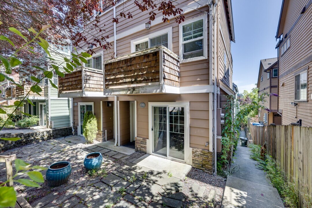 130 25th Ave E in Seattle, WA - Building Photo
