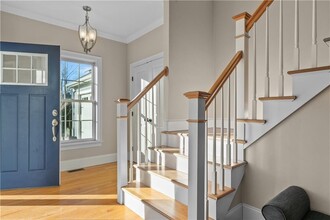24 Randolph Way in Portsmouth, RI - Foto de edificio - Building Photo